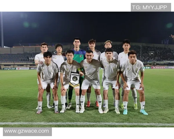 哪些足球球星活跃在抖音平台分享生活与训练瞬间揭秘